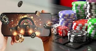 Studio live-dealer Sic Bo Dadu di yamitoto dengan dealer profesional dan tiga dadu dalam wadah transparan